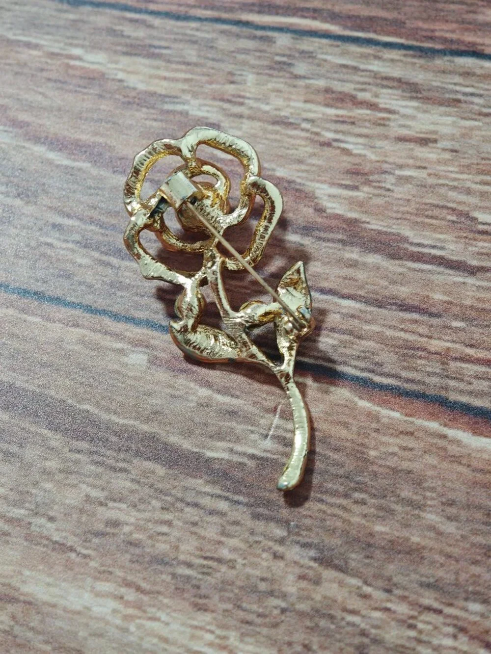 Gold-Tone Pearl & Crystal Flower Brooch – Elegant Floral Pin in Gold and Green